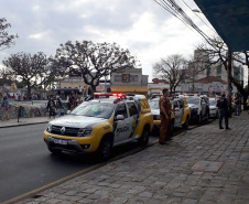 Fiscalização flagra festas e dispersa aglomerações com mais de mil pessoas em Curitiba
