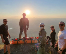 Homem que caiu no paredão do pico Capivari Mirim é socorrido pelo BPMOA instantes após acidente na RMC