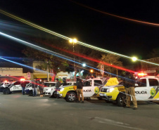 Fiscalização interdita 14 pontos comerciais e dispersa 1.200 pessoas em Curitiba