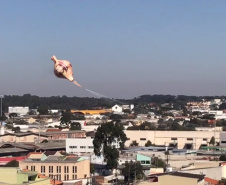 Polícia Militar apreende balão que caiu no bairro Boqueirão, em Curitiba