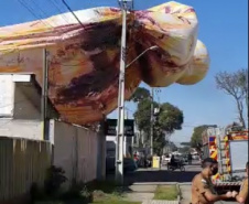 Polícia Militar apreende balão que caiu no bairro Boqueirão, em Curitiba