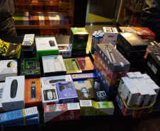 Operação mira comércio ilegal de cigarros eletrônicos em Curitiba e apreende mais de 10 mil itens