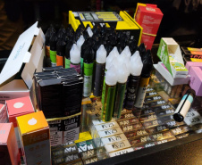 Operação mira comércio ilegal de cigarros eletrônicos em Curitiba e apreende mais de 10 mil itens