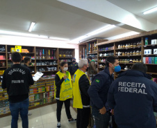Operação mira comércio ilegal de cigarros eletrônicos em Curitiba e apreende mais de 10 mil itens