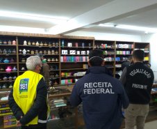 Operação mira comércio ilegal de cigarros eletrônicos em Curitiba e apreende mais de 10 mil itens