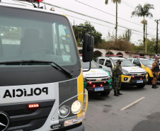 Vice-governador entrega seis veículos para operações da PM no Litoral