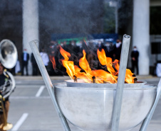 Pira do Fogo Simbólico da Pátria é acendida durante cerimônia de abertura da Semana da Pátria em Curitiba