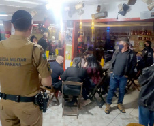 Noite do feriado é marcada por aglomerações em bares da Capital