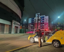 Noite do feriado é marcada por aglomerações em bares da Capital