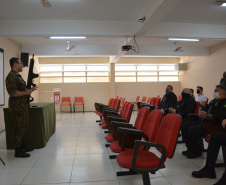 Agentes penitenciários participam de curso do Exército de tiro em fuzil e manutenção de armamento