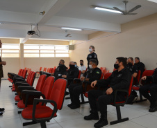 Agentes penitenciários participam de curso do Exército de tiro em fuzil e manutenção de armamento