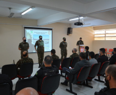 Agentes penitenciários participam de curso do Exército de tiro em fuzil e manutenção de armamento