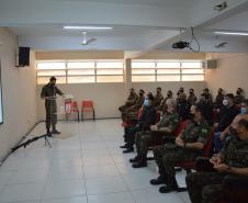 Agentes penitenciários participam de curso do Exército de tiro em fuzil e manutenção de armamento