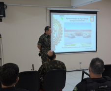 Agentes penitenciários participam de curso do Exército de tiro em fuzil e manutenção de armamento