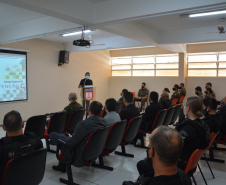 Agentes penitenciários participam de curso do Exército de tiro em fuzil e manutenção de armamento