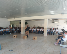 Equipe de Operações com Cães participa de atividade em colégio em Santo Antônio da Platina (PR)