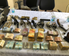 PM cumpre 41 mandados e apreende armas e carros de luxo na RMC e Litoral