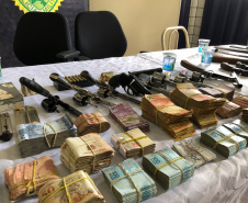 PM cumpre 41 mandados e apreende armas e carros de luxo na RMC e Litoral