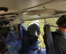 Uma operação que envolveu equipes do Grupo de Operações de Socorro Tático (GOST) do Corpo de Bombeiros, e do Batalhão de Polícia Militar de Operações Aéreas (BPMOA), socorreu um homem que sofreu uma queda no Morro do Pão de Ló, na cidade de Quatro Barras (PR), neste domingo (21/11). A vítima foi levada ao Hospital Cajuru.  A primeira equipe a chegar no local do acidente foi do GOST, que imediatamente adotou os primeiros socorros à vítima. Por se tratar de um ponto de difícil acesso, foi solicitado apoio do 