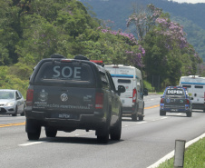 Operação integrada transfere 50 presos do Litoral para a Casa de Custódia de Piraquara