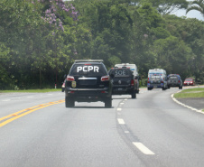 Operação integrada transfere 50 presos do Litoral para a Casa de Custódia de Piraquara