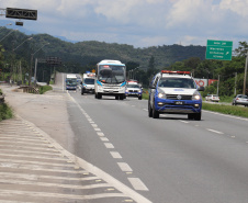 Operação integrada transfere 50 presos do Litoral para a Casa de Custódia de Piraquara