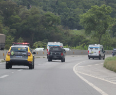 Operação integrada transfere 50 presos do Litoral para a Casa de Custódia de Piraquara