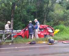 Equipes do Deppen salvam vidas de família após acidente na PR 466