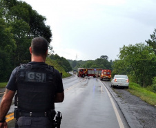 Equipes do Deppen salvam vidas de família após acidente na PR 466