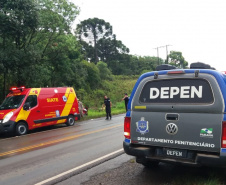 Equipes do Deppen salvam vidas de família após acidente na PR 466