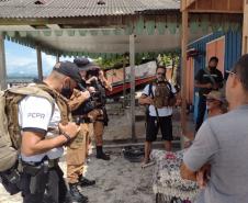 Polícias Militar e Civil orientam turistas sobre decreto restritivo da Ilha de Superagui