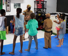 Polícia Militar doa alimentos para alunos de projeto social de jiu jitsu, em Guaratuba
