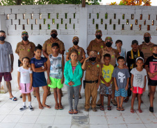 Polícia Militar doa alimentos para alunos de projeto social de jiu jitsu, em Guaratuba