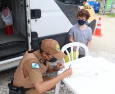 Iniciativa de dupla de policiais militares atrai crianças em posto da PM no litoral 