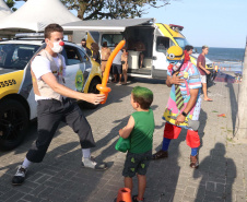 PM leva diversão às praias com exposição de viaturas e pintura de rosto para crianças