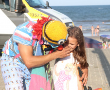 PM leva diversão às praias com exposição de viaturas e pintura de rosto para crianças