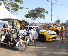 PM leva diversão às praias com exposição de viaturas e pintura de rosto para crianças