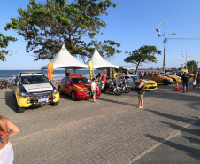 PM leva diversão às praias com exposição de viaturas e pintura de rosto para crianças