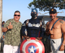 PM leva diversão às praias com exposição de viaturas e pintura de rosto para crianças