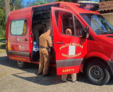 Após policiais salvarem a vida de um bebê, PM orienta sobre casos de engasgamento