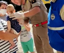 Após policiais salvarem a vida de um bebê, PM orienta sobre casos de engasgamento