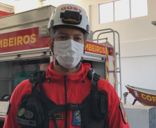 Primeiro grupo de bombeiros paranaenses e cães de faro viaja para Petrópolis