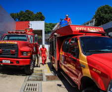 Primeiro grupo de bombeiros paranaenses e cães de faro viaja para Petrópolis