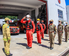 Primeiro grupo de bombeiros paranaenses e cães de faro viaja para Petrópolis