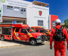 Primeiro grupo de bombeiros paranaenses e cães de faro viaja para Petrópolis