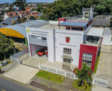 Primeiro grupo de bombeiros paranaenses e cães de faro viaja para Petrópolis