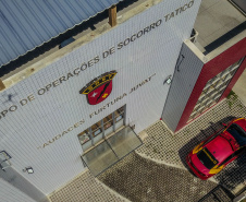Primeiro grupo de bombeiros paranaenses e cães de faro viaja para Petrópolis