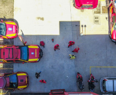 Primeiro grupo de bombeiros paranaenses e cães de faro viaja para Petrópolis