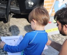 Na praia, atividades para crianças mostram a importância da ciência na solução de crimes