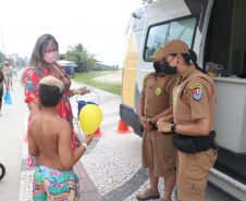 PM distribui quase 50 mil pulseirinhas de identificação de crianças nas praias do Paraná